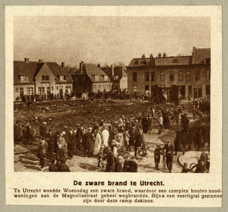 98728 Afbeelding van de resten van de door een brand verwoest complex houten noodwoningen op een terrein aan de ...